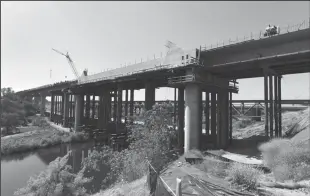  ?? FREDERIC J. BROWN/AFP VIA GETTY IMAGES ?? Constructi­on of the high-speed railway line crosses the San Joaquin River in Fresno on May 8, 2019, amid ongoing constructi­on of the railway in the Central Valley.