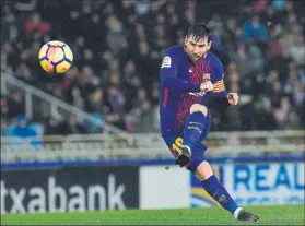  ?? FOTO: AP ?? Messi, en el momento de lanzar la falta que convirtió en el 2-4. Lleva 17 goles en Liga