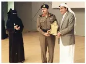  ??  ?? العميد البسامي مكرما أحد المشاركين.