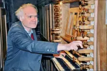  ?? - Crédits : DE ?? L’organiste-concertist­e au clavier du grand orgue de la cathédrale Notre-Dame de Rodez.