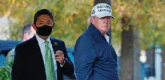  ?? FOTO: AFP ?? Donald Trump kehrt am Samstag vom Golfplatz ins Weiße Haus zurück. Er hat gerade erfahren, dass Joe Biden gewonnen hat.