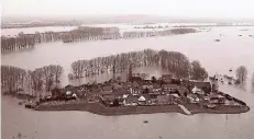  ?? FOTO: GOTTFRIED EVERS ?? Auch 1995 stiegen die Pegel. Schenkensc­hanz, ein Ortsteil von Kleve, wurde durch das Hochwasser zur Insel.