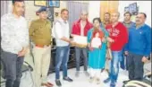  ?? HT PHOTO ?? Slain cop Subodh Kumar Singh’s widow Rajni being handed over the collected amount on Saturday.