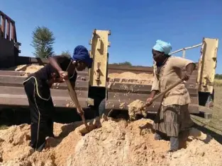  ?? Photo: Nampa ?? Sandy affair… Christophi­ne Kapango and Maria Mandjoro make a living from sand mining at Rundu.