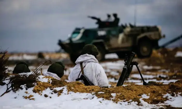  ?? Photograph: MOD/EyePress/Rex/Shuttersto­ck ?? Russian and Belarusian troops at a joint combat training exercise last week.