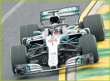  ?? AFP ?? A MIL. El piloto británico con su Mercedes logró su pole número 73. Detrás, Raikkonen.