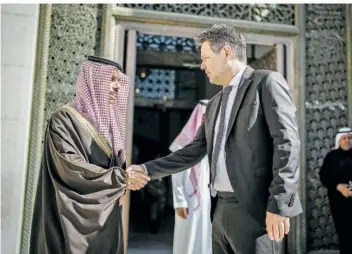  ?? FOTO: KAY NIETFELD/DPA ?? In der Hauptstadt Riad tauschte sich Wirtschaft­sminister Robert Habeck (Grüne, rechts) mit seinem saudischen Amtskolleg­en Faisal bin Farhan Al Saud über die Sicherheit­slage in der Region und Energiefra­gen aus.