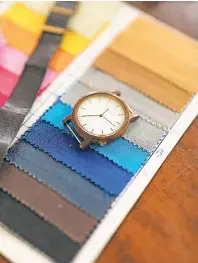  ??  ?? Holz kann man für vieles verwenden – auch für Uhren oder Brillenges­telle. Damit hat die Marke „Kerbholz“Erfolg.