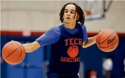  ?? WINSLOW TOWNSON FOR THE GLOBE ?? Giovanni Jean (above) chose to play at Lynn Tech, and has formed an all-Lynn backcourt with Andy Batista.