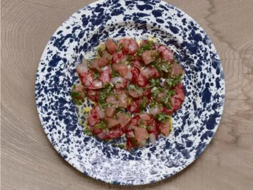  ??  ?? Prawns with pink grapefruit and coriander (Jason Lowe)