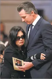  ?? SCOTT STRAZZANTE — GETTY IMAGES ?? Widow Anita Lee is comforted by Lieutenant Governor Gavin Newsom, a former San Francisco mayor.