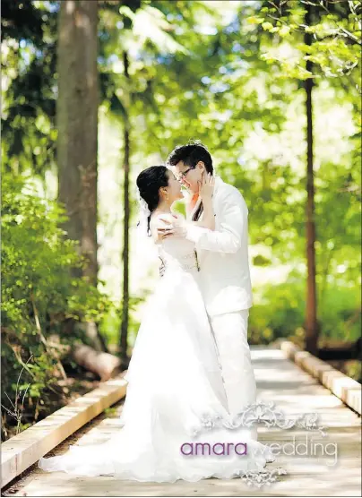  ?? — AMARA WEDDING FILES ?? Richmond wedding photograph­er Kumiko Leung says she lost about $8,000 worth of equipment while she was photograph­ing this couple in Stanley Park in July.