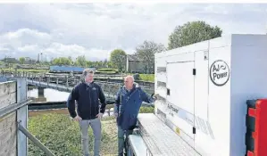  ?? FOTO: REMY ?? Betriebsle­iter Heinz Arntz (r.) und Lukas Reinders sind froh, dass das Klärwerk in Kalkar-Rees jetzt über mobile Notstrom-Aggregate verfügt.