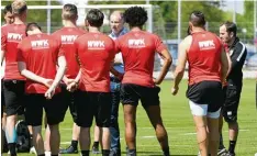  ?? Foto: Ulrich Wagner ?? FCA Manager Stefan Reuter hält inmitten der Spieler eine Ansprache, Trainer Manuel Baum steht daneben und hört zu.