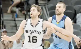  ??  ?? Los hermanos españoles Pau y Marc Gasol se medirán en la serie de primera ronda entre San Antonio y Memphis.