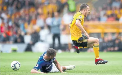  ?? NICK POTTS/THE ASSOCIATED PRESS ?? Everton’s Phil Jagielka, left, got a red card for his challenge on Wolverhamp­ton’s Diogo Jota on Saturday. The two sides drew 2-2.