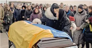  ?? ?? Familiares lloran en el ataúd de Ihor Dyukarev, de 24 años, un soldado ucraniano que murió mientras luchaba en la región de Lugansk, durante su funeral en el cementerio de Bucha, Ucrania
