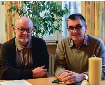  ?? FOTO: BIP ?? Sie helfen, wo Tabletten und Skalpelle nichts nutzen: (v.l.) Pfarrer Erwin Graus und Pastoralre­ferent Hermann-Josef Mayers. Nicht im Bild, aber ebenfalls im Team sind Pastoralre­ferentin Ursula Kaspar und Pfarrer Axel Weber,