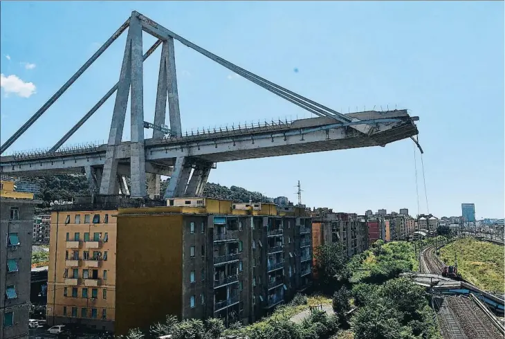  ??  ?? Una de las desoladora­s imágenes del puente Morandi de Génova, que se derrumbó en el transcurso de una tormenta sobre la ciudad italiana