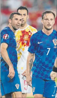  ?? FOTO: SIRVENT ?? Srna, con Rakitic y Busquets en un España-Croacia