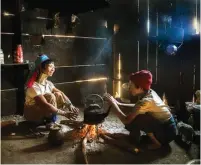  ??  ?? MASAK AIR: Dua warga suku Kayan berada di dapur sambil menghangat­kan tangan mereka di dekat perapian.
