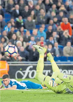  ??  ?? El regreso del Matador. Luis Suárez llevaba cinco partidos de Liga sin convertir y aprovechó los regalos de la defensa de Espanyol. Como este, el del 3-0.