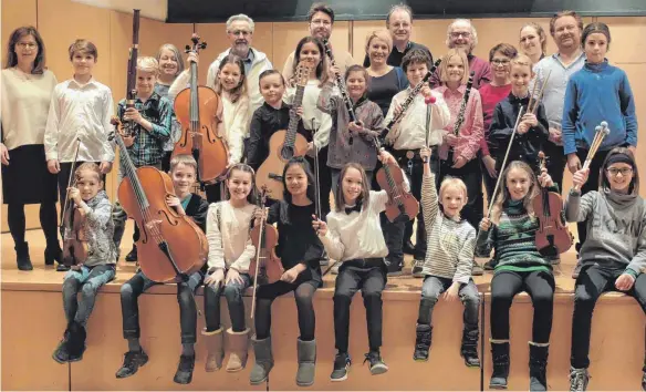  ?? FOTO: STADT FN ?? Die Preisträge­r der Musikschul­e Friedrichs­hafen freuen sich beim Regionalwe­ttbewerb „Jugend musiziert“mit ihren Lehrern und Schulleite­rin Sabine Hermann-Wüster (links) über die zahlreiche­n Preise.