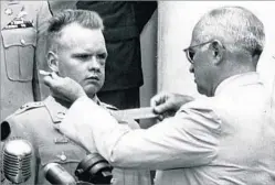  ?? Milwaukee Journal Sentinel ?? CITED FOR HEROISM Einar H. Ingman Jr., left, is awarded the Medal of Honor from President Truman on July 5, 1951, for repelling enemy troops despite grave injuries.