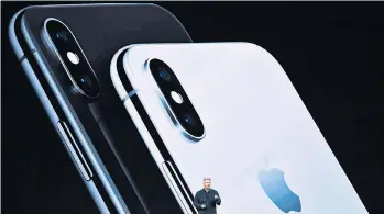  ??  ?? Apple-Manager Phil Schiller präsentier­te zwei neue iPhone-8-Modelle. Dann kam Kollege Craig Federighi und legte ein iPhone X drauf.