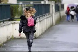  ??  ?? La jeune fille a échappé au pire grâce à une passante.