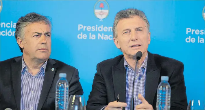  ??  ?? Juntos y enfrentado­s. Alfredo Cornejo y Mauricio Macri. Cornejo sostiene que la UCR cuenta con 63 legislador­es y el PRO, con 59, de allí que puje por el cargo para su partido.