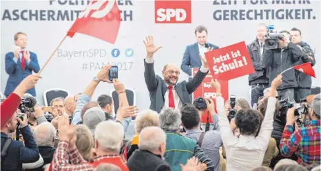  ?? FOTO: DPA ?? Ohne neue Botschafte­n, dafür mit Emotion: Der Kanzlerkan­didat der SPD, Martin Schulz, beim Politische­n Aschermitt­woch in Vilshofen.