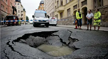  ?? Bild: ERIK MÅRTENSSON/TT/ARKIV ?? LÄCKER. Svenska vattenledn­ingar håller inte måttet.