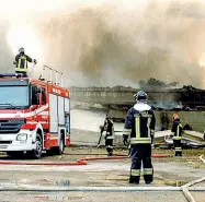  ?? (Balti) ?? Bovisasca Le operazioni dei pompieri in via Chiasserin­i