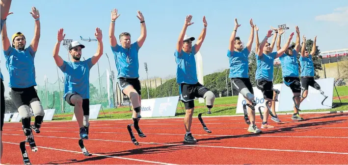  ?? FERNANDO DE LA ORDEN ?? Largada. Los deportista­s con sus prótesis sobre la pista de atletismo, ayer, en plena carrera. Muchos de ellos sueñan con convertirs­e en atletas profesiona­les.