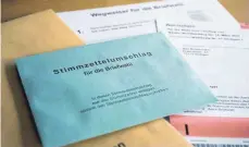  ?? FOTO: SEBASTIAN GOLLNOW/DPA ?? Briefwahlu­nterlagen für die Landtagswa­hl im März können beantragt werden, sobald die Wahlbenach­richtigung­en verschickt sind. Experten rechnen wegen Corona mit einer hohen Beteiligun­g.