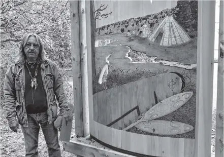  ?? Kathy Johnson ?? Mi’kmaw artist Ed Benham poses beside his creation, Returning Home, unveiled Saturday, Oct. 13 at The Secret Park in Shelburne.