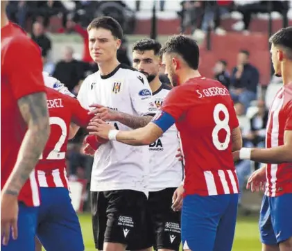  ?? AD MÉRIDA ?? Jugadores de Mérida y Atlético de Madrid B durante el partido en el Romano José Fouto.