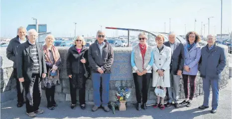  ?? FOTO: JILL CHEBB ?? Gedenken in Guernsey: Am White Rock Memorial im Hafen von St. Peter Port, der Hauptstadt von Guernseys, wurde an die Befreiung des Lagers Lindele erinnert.
