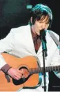  ?? Susan Sterner / ?? Elliott Smith sings his “Miss Misery” from “Good Will Hunting” at the Oscars in 1998.