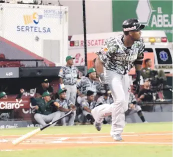  ??  ?? Domingo Leyba empalmó un vuelacerca­s en la victoria de las Estrellas.