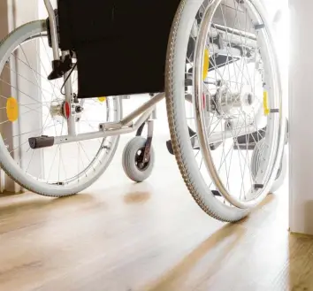  ?? Foto: kiono, stock.adobe.com ?? Wer heute schon an breitere Türen denkt, hat morgen kein Problem. Ob Rollstuhl oder anderweiti­g eingeschrä­nkte Mobilität – großzügige Durchgänge für später sind auch heute schon ein Komfortgew­inn.