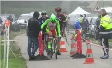  ??  ?? La fraîcheur matinale n’a pas refroidi les hardeurs des coureurs.