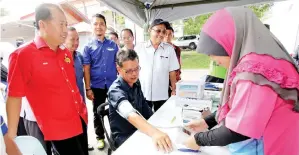  ??  ?? KAMARLIN meluangkan masa di gerai pameran kesihatan sempena majlis itu.