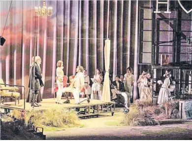  ?? DIARIO DE ALMERÍA ?? Una escena con una parte del reparto de la Joven Compañía Nacional de Teatro Clásico en Almería.