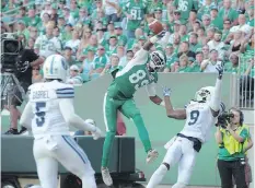  ?? THE CANADIAN PRESS ?? Roughrider­s receiver Duron Carter wowed the home fans with a one-handed touchdown grab against the Argonauts on July 29.