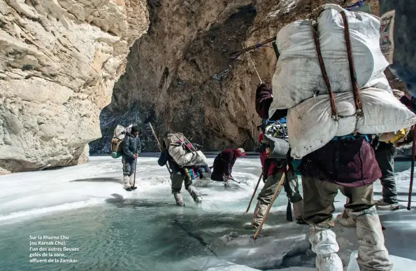  ??  ?? Sur la Khurna Chu (ou Karnak Chu), l’un des autres fleuves gelés de la zone, affluent de la Zanskar.