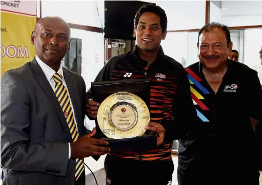  ??  ?? All smiles: Youth and Sports Minister Khairy Jamaluddin (centre) receiving a token of appreciati­on from Malaysian Cricket Associatio­n president V. Mahinda during the launch of the Imran “Stateroom” yesterday. The “Stateroom” is in honour of Olympic...