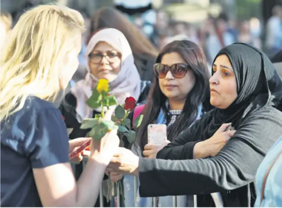  ??  ?? Svi suosjećaju Počast žrtvama u Manchester Areno cvijećem i svijećama odaju svi posjetitel­ji, bez obzira na vjeru Radikaliza­cija Istražitel­ji su pretresli stan Salmana Abedija te pronašli islamistič­ke materijale