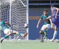  ??  ?? ► El gol del empate que amargó la tarde de Vidal.